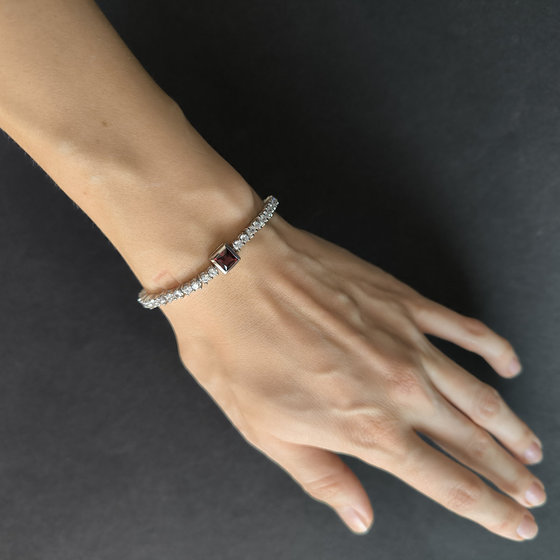 Silver bracelet with garnet 10.017ct