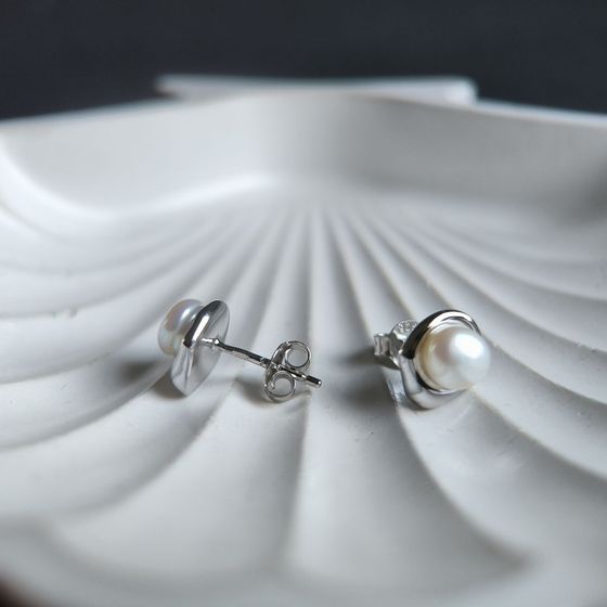 Silver earrings with pearls