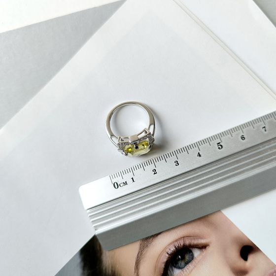 Срібна каблучка із зеленим кварцом 5.04ct, фіанітами
